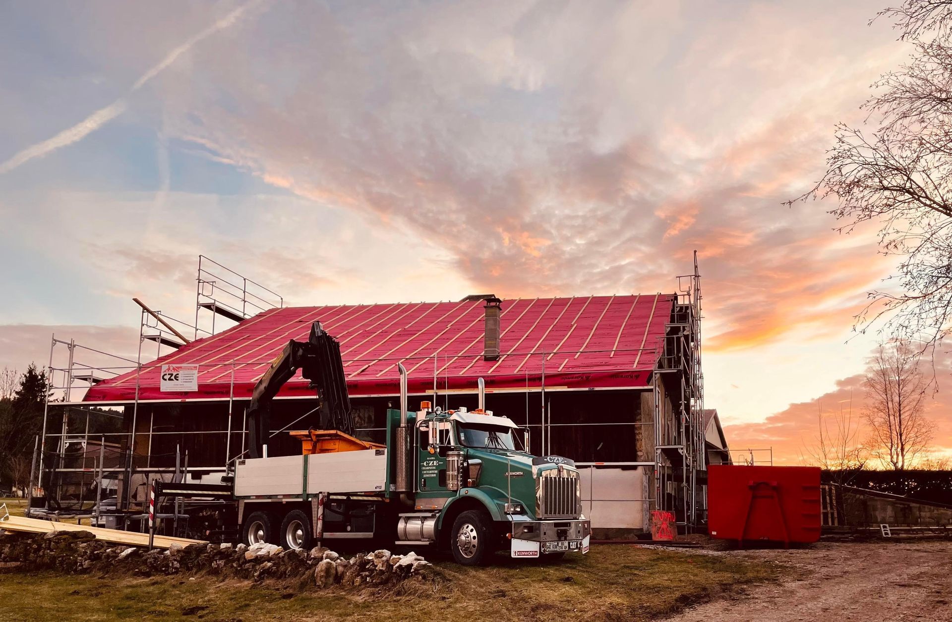 Toiture en rénovation sous le coucher du soleil