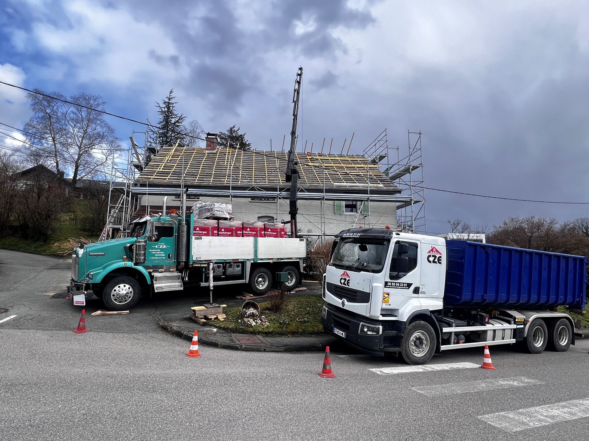 Remplacement de tuiles cassées sur une toiture en hauteur