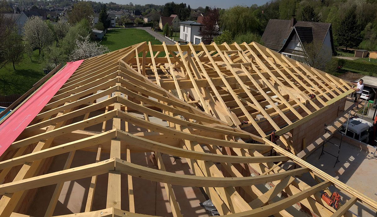 Vue en hauteur d'une charpente en bois neuf