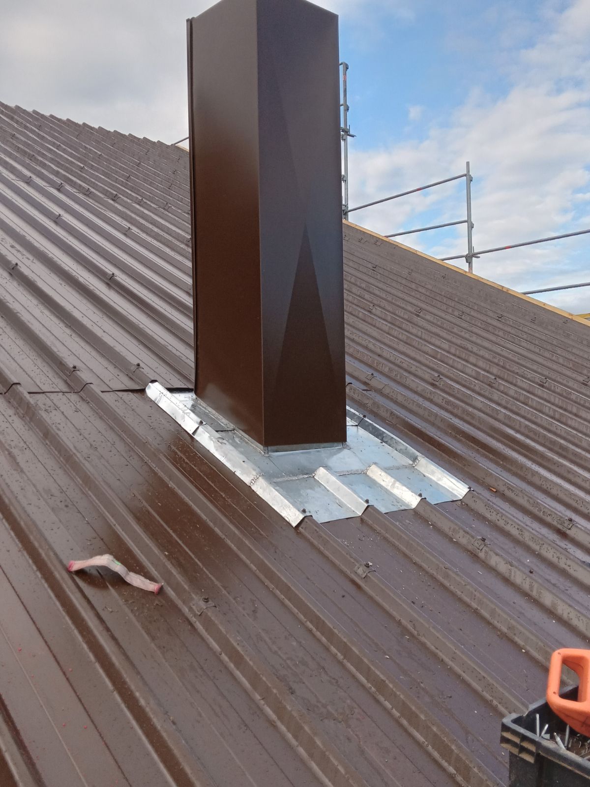 Toiture en bac acier avec élément de zinguerie