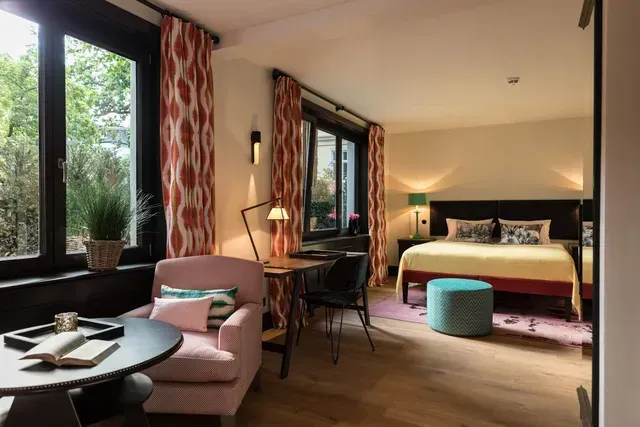 In der Mitte des Zimmers steht ein großes Bett.