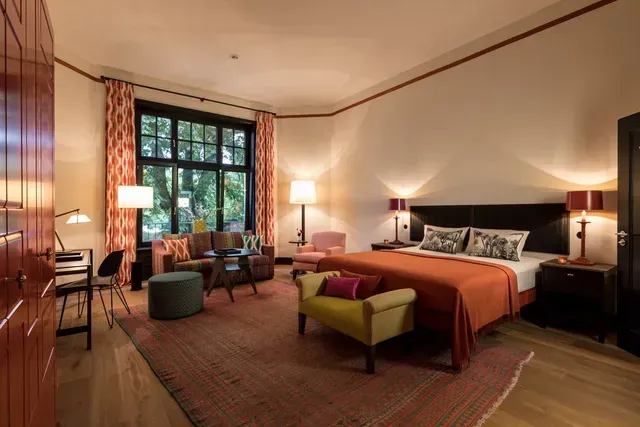 In der Mitte des Zimmers steht ein großes Bett.