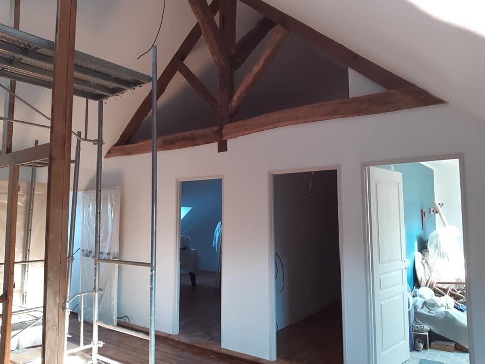 Intérieur d'une maison avec poutres apparentes en travaux