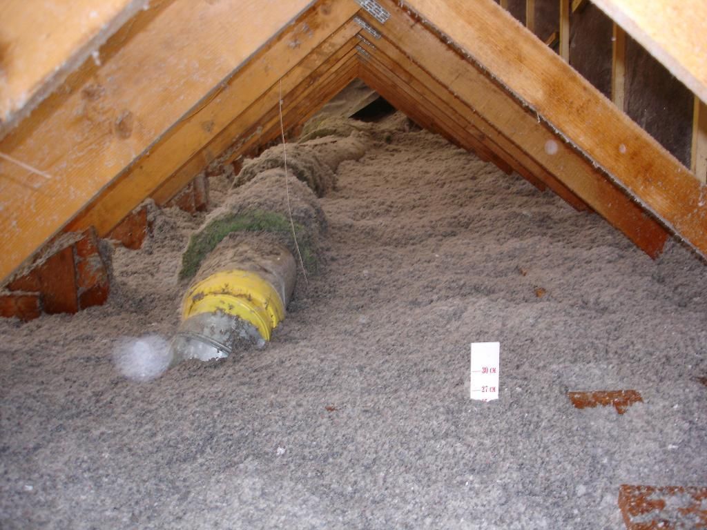 Combles perdus isolés avec de l'isolant projeté