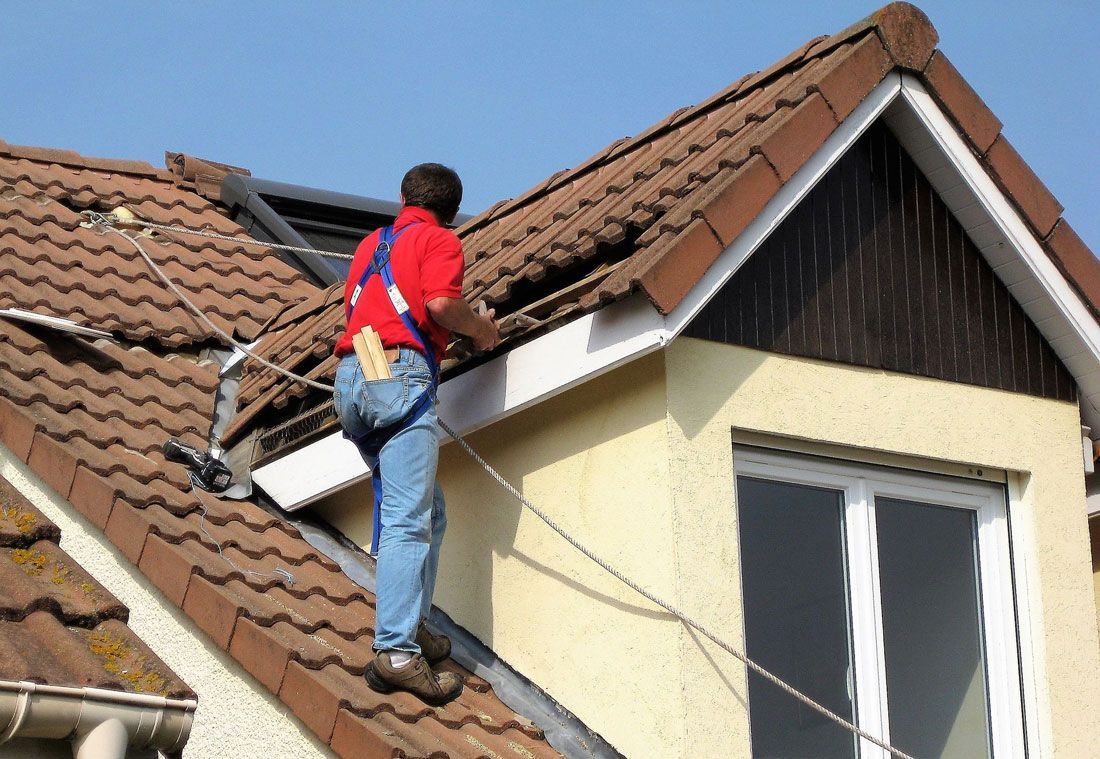 Professionnel sur un toit de maison