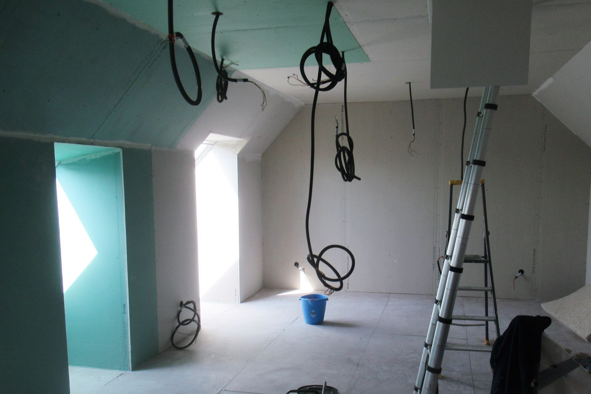 Pièce vide avec des câbles qui pendent du plafond