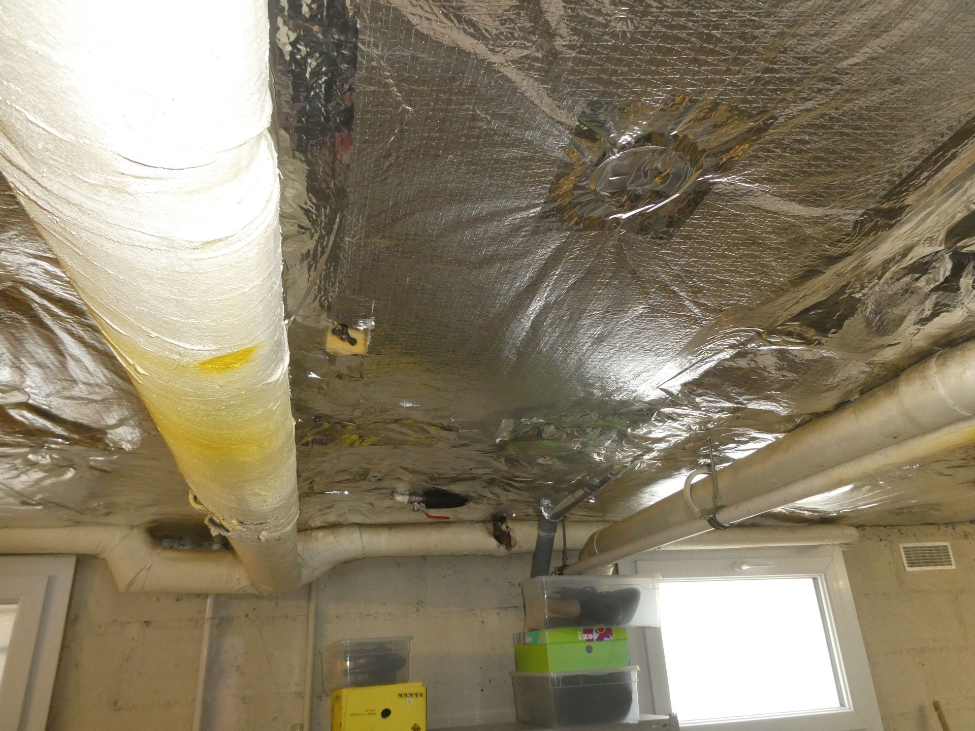 Plancher au dessus d'une couche de mousse isolante