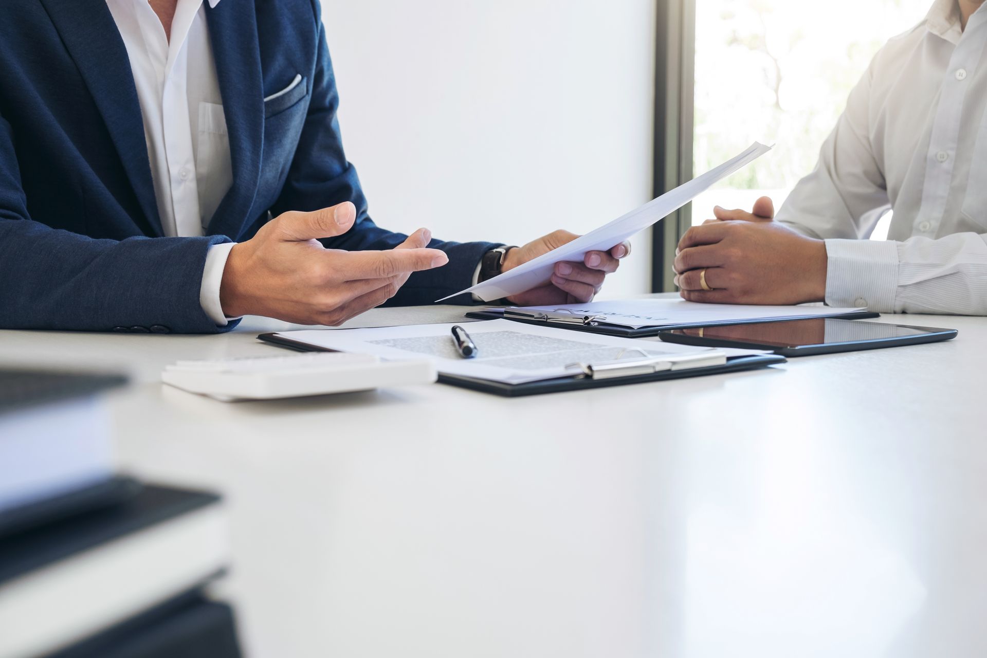 Deux personnes qui discutent autour d’un contrat