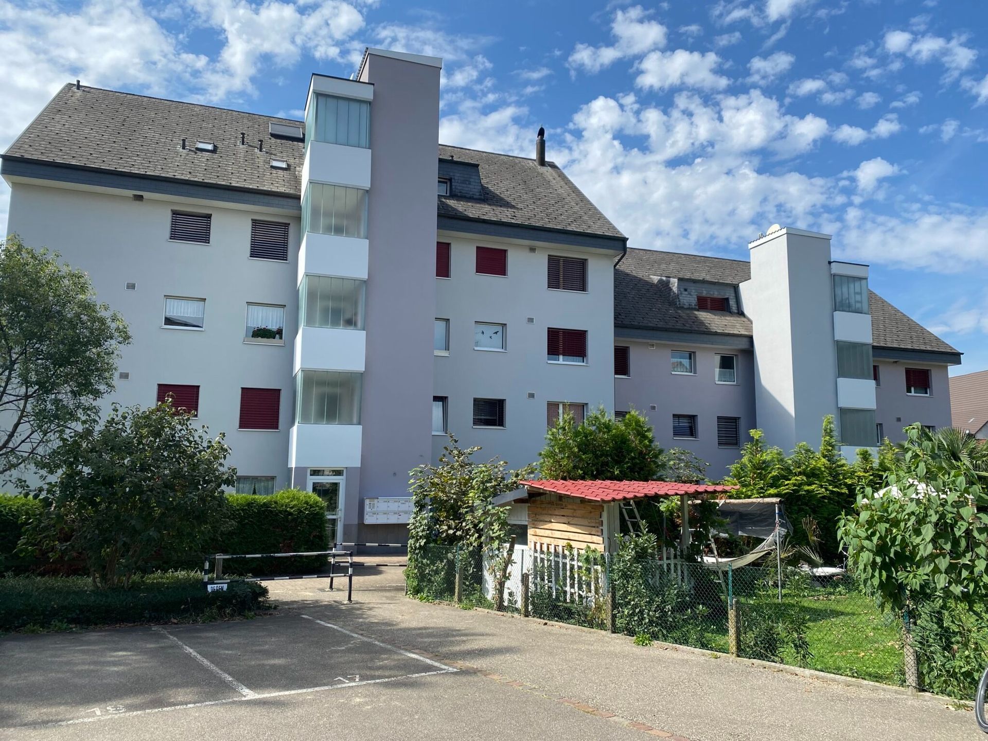 Ein großes Mehrfamilienhaus mit vielen Fenstern und Balkonen