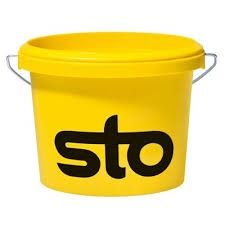 Ein gelber Eimer mit dem Wort „Sto“ darauf.