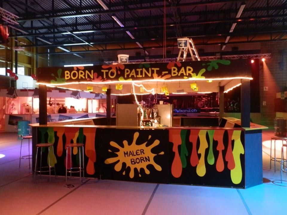Eine Bar mit einem Schild mit der Aufschrift „Born to Paint Bar“