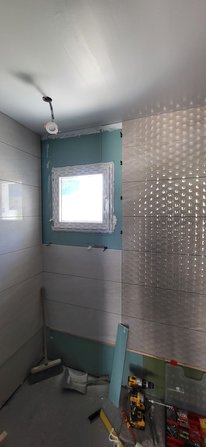 Pose de faïence dans la salle de bains