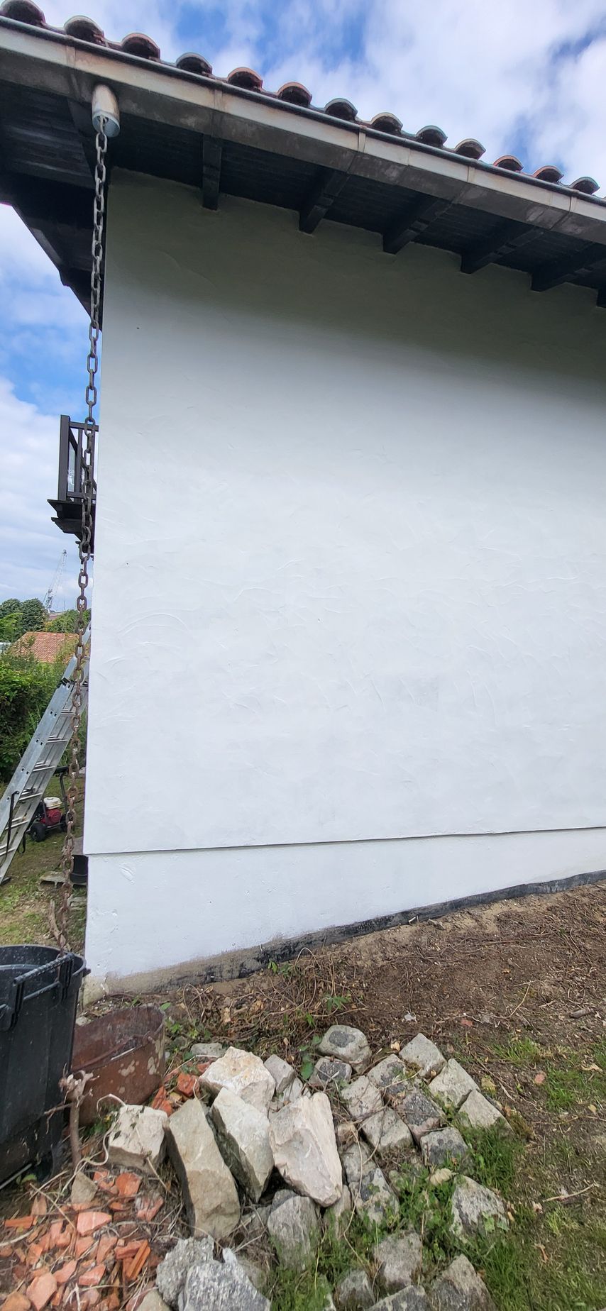 Un nettoyage des murs extérieurs d'un côté de la maison