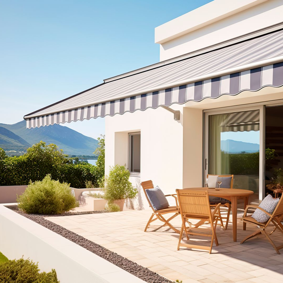 Une terrasse et un store au-dessus