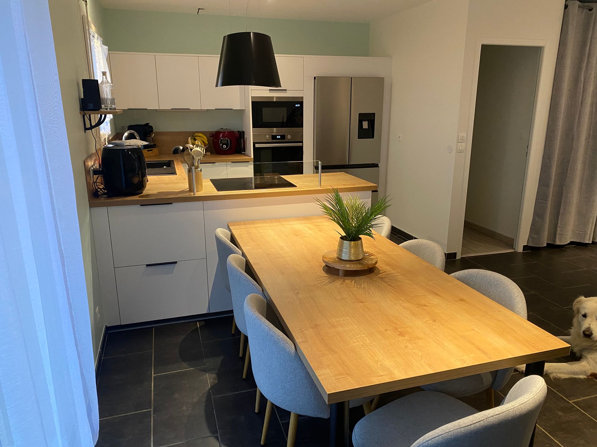 Un carport en bois et en aluminium