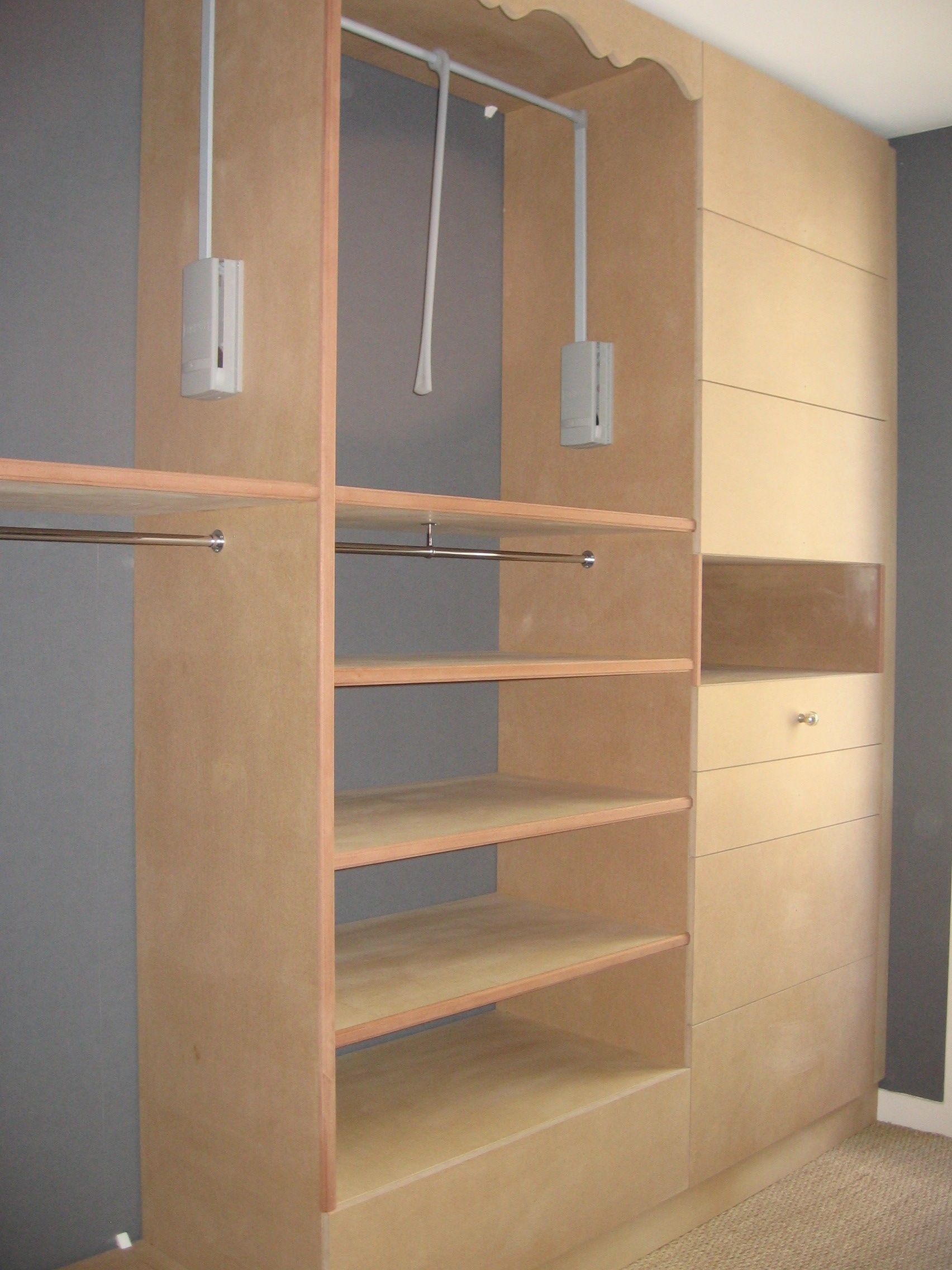 Une pergola vue de l'intérieur avec de stores refermés