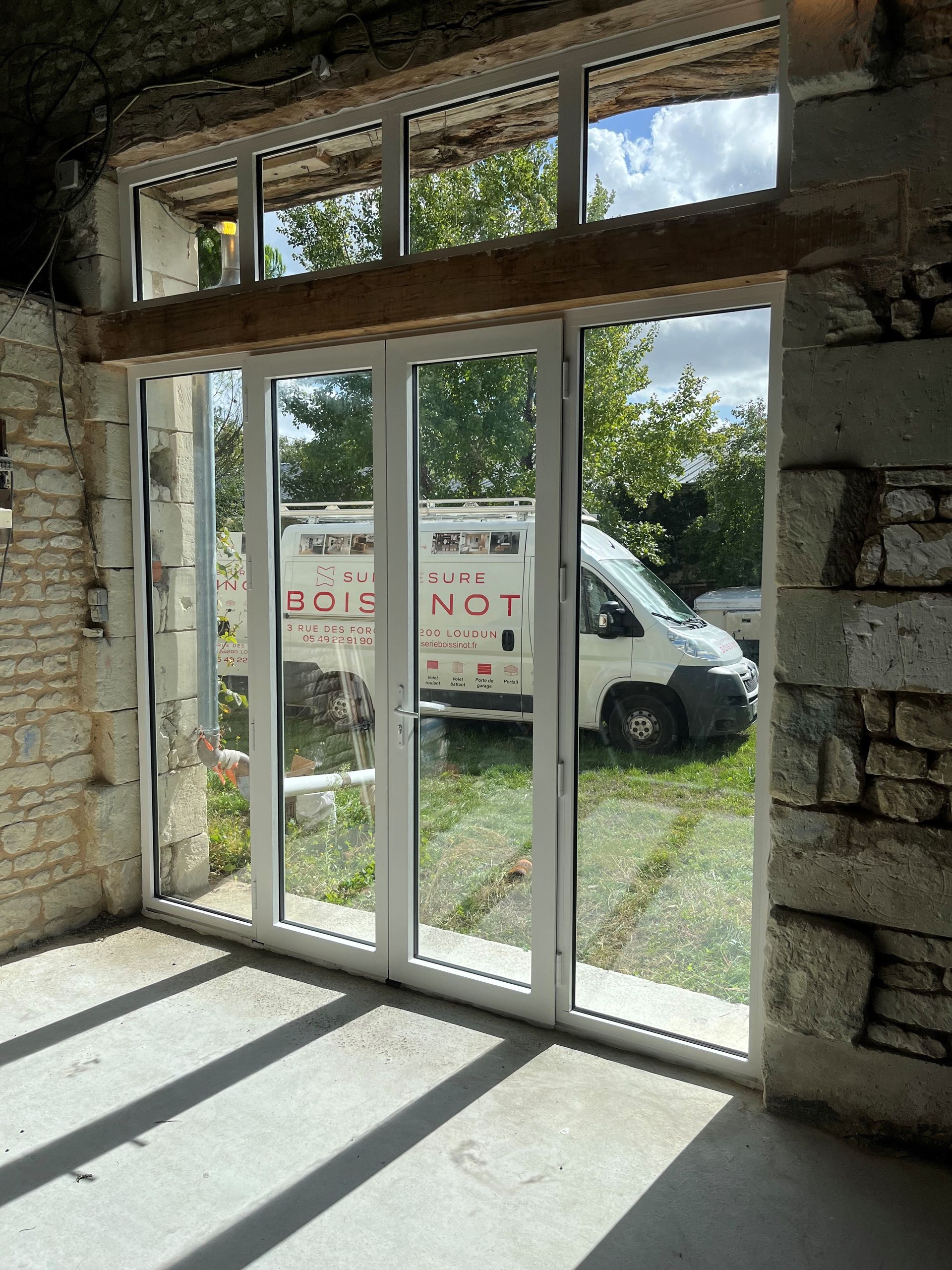 Une pose de véranda vue de l'intérieur