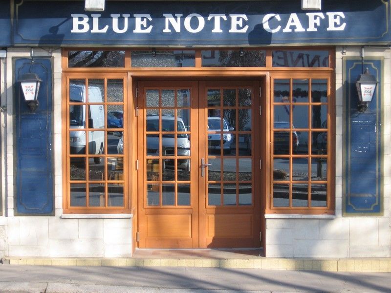 Le devanture d'un établissement