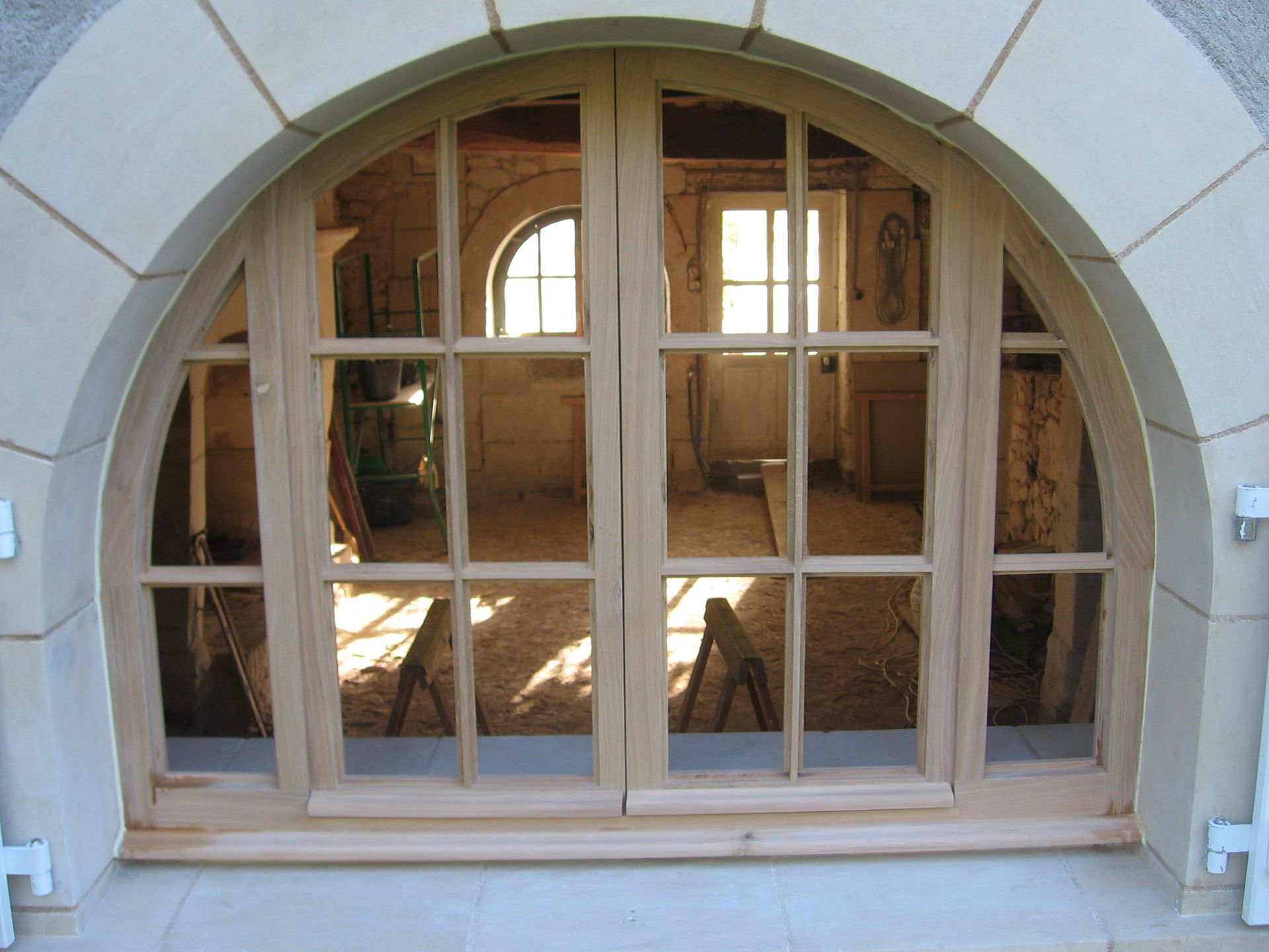 Un fenêtre en forme de demi-cercle