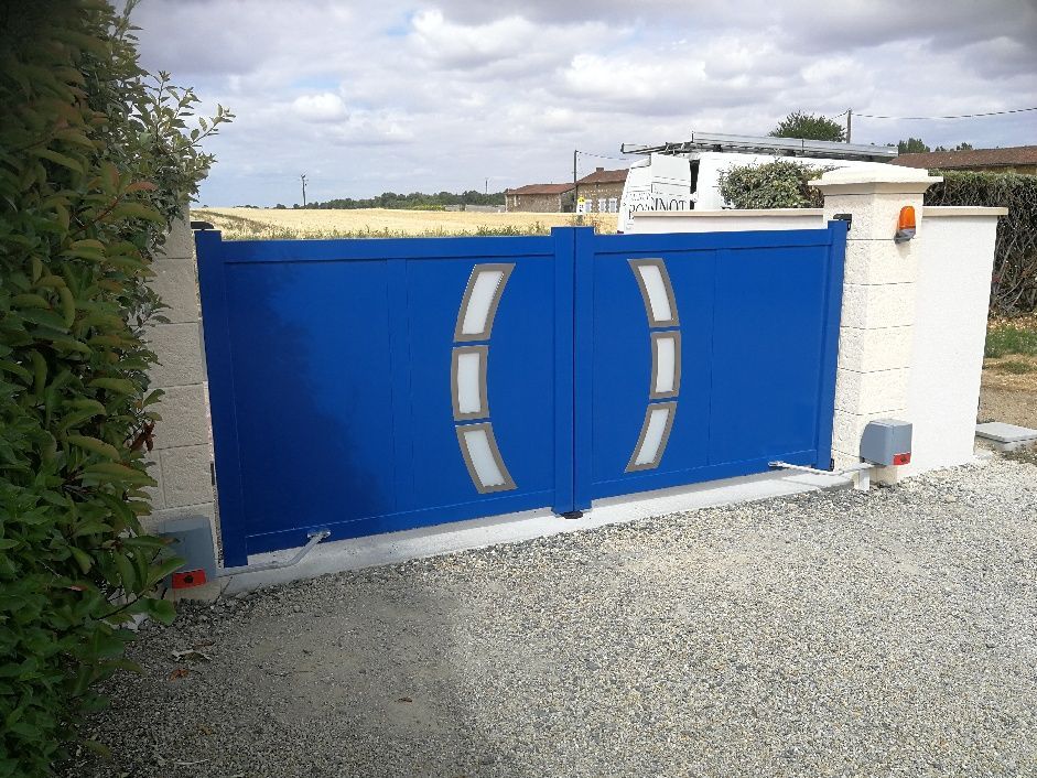 Un portail battant bleu