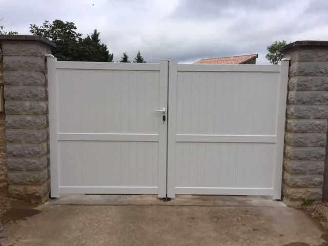 Un portail blanc fait en aluminium