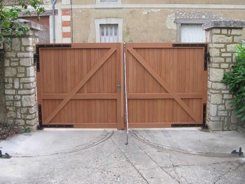 Un portail en bois plein