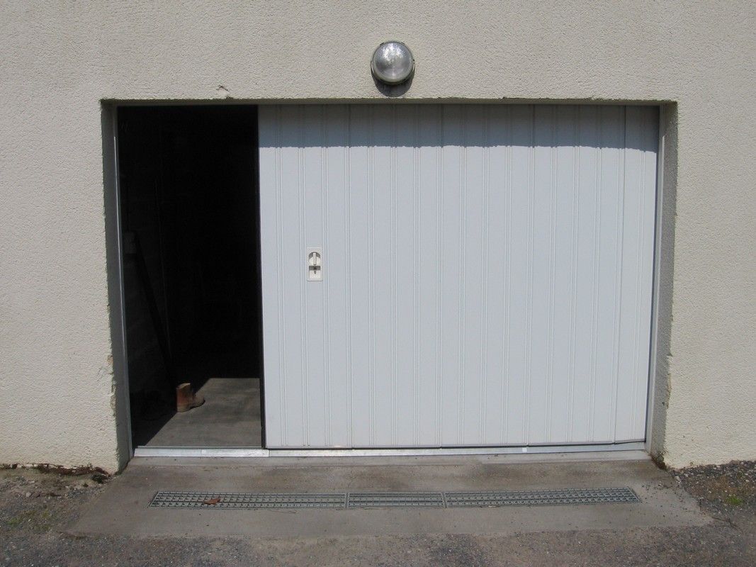 Une porte de garage coulissante avec une lumière au-dessus