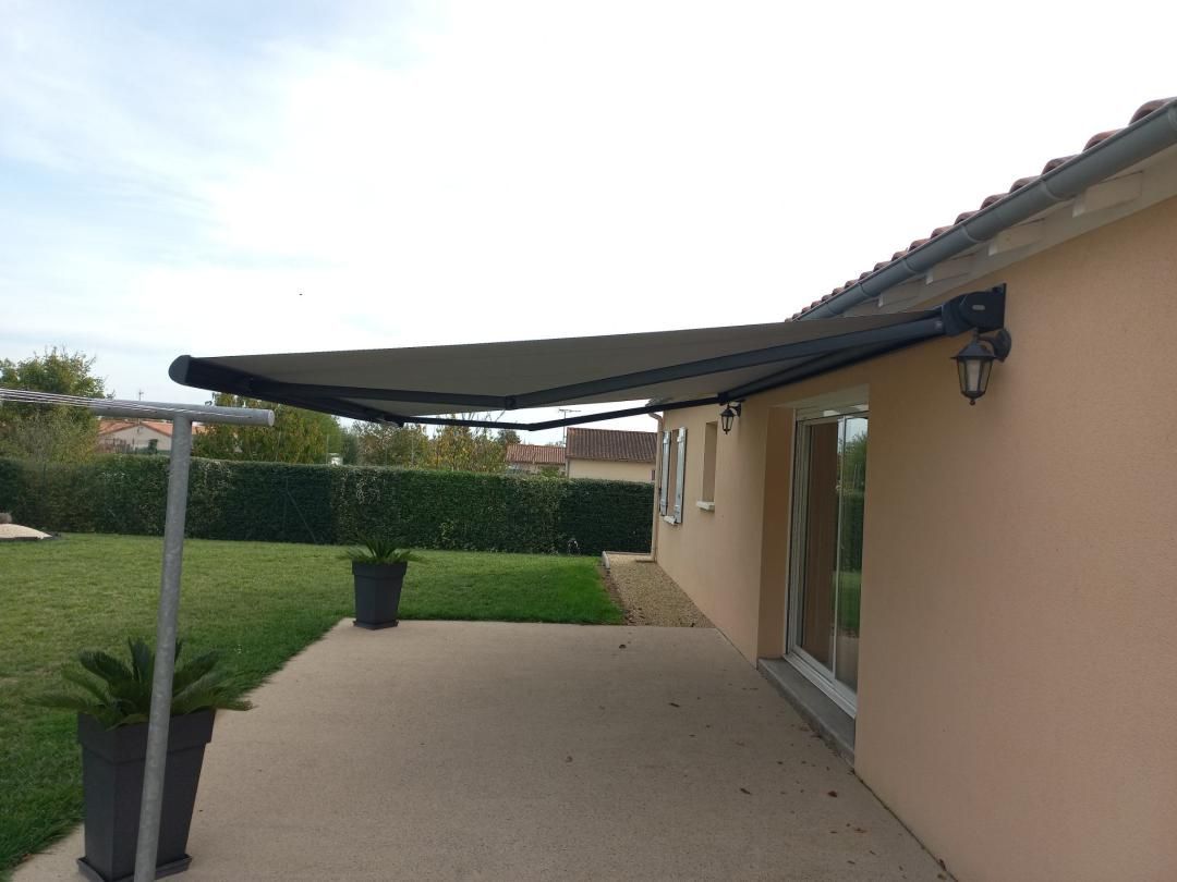 Un store banne déployé