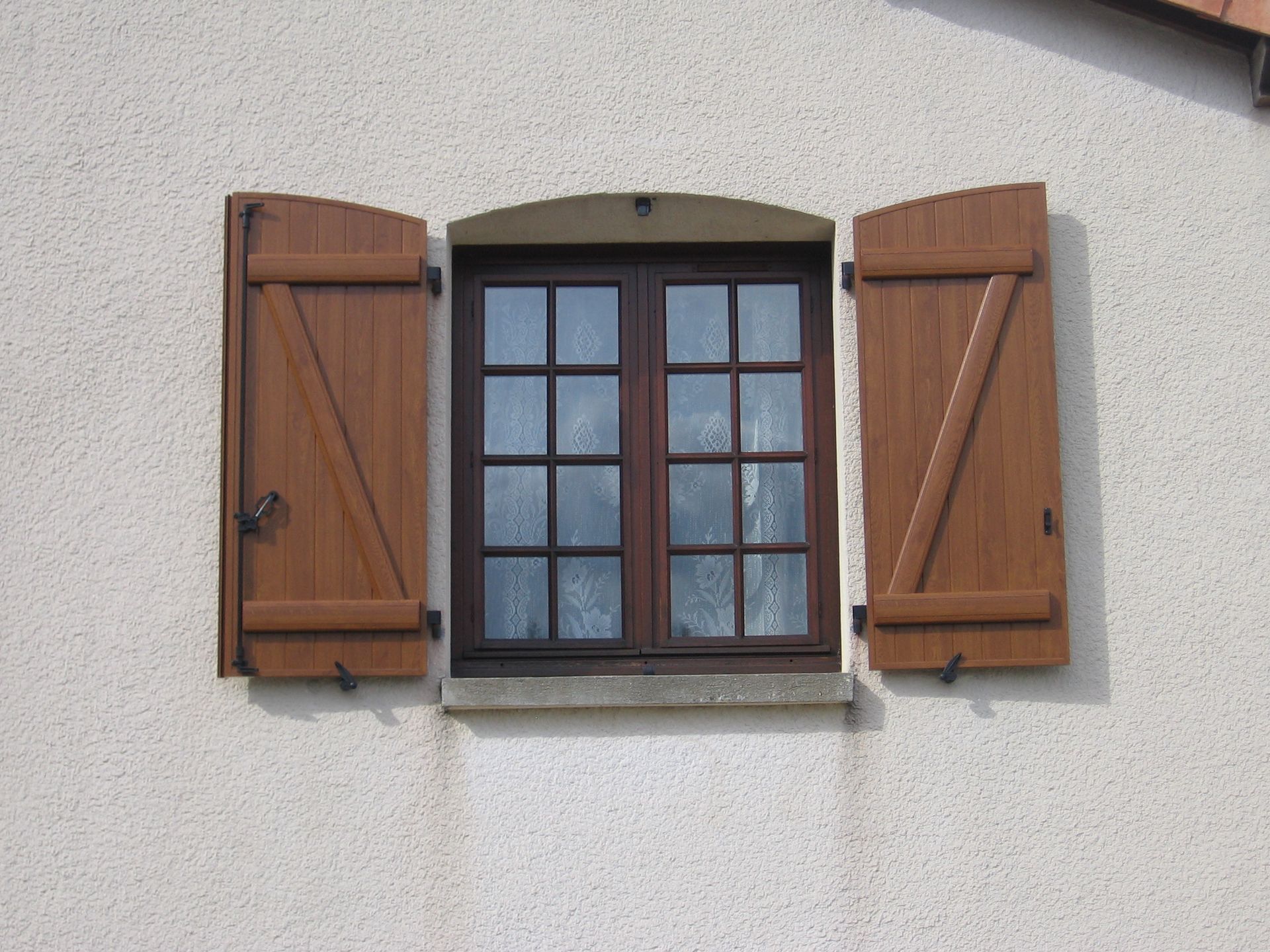 Des volets battants marron ouverts