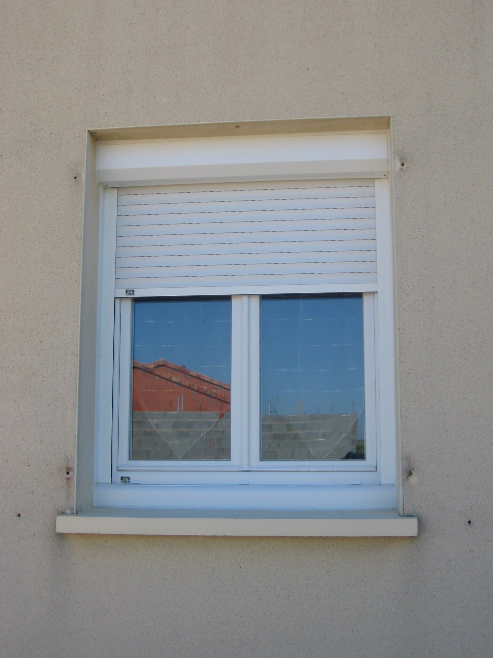 Un volet roulant blanc en PVC