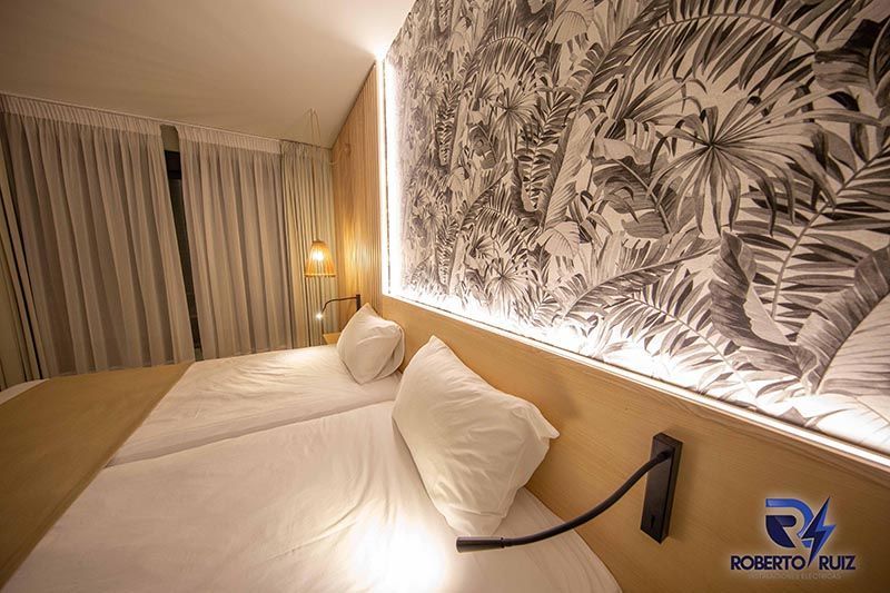 Una habitación de hotel con dos camas y un cuadro en la pared.