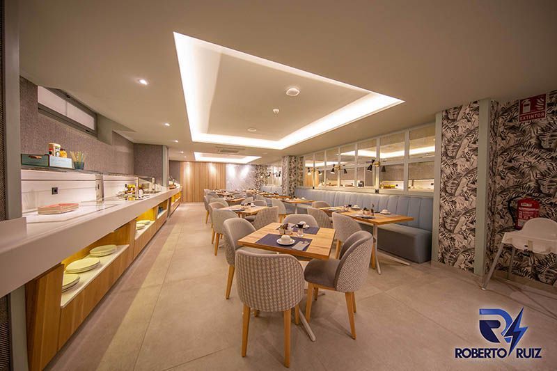 Un restaurante con mesas y sillas y un buffet.