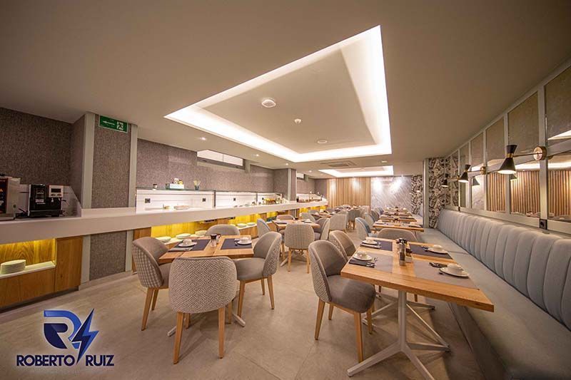 Hay muchas mesas y sillas en el restaurante.