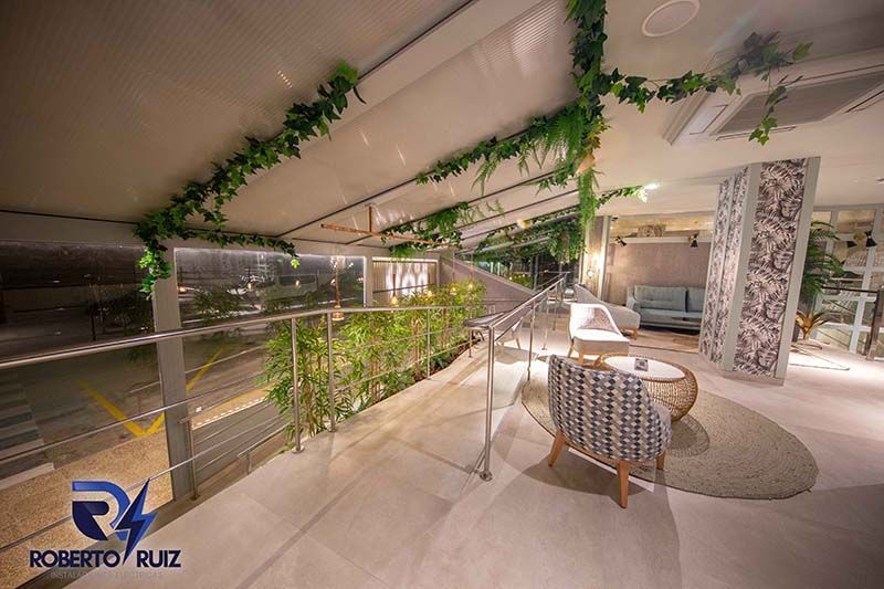 Una sala de estar con una escalera que conduce al segundo piso.