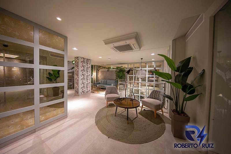 Una sala de estar con una mesa y sillas.