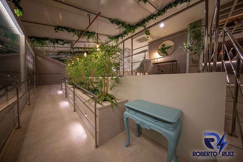 Hay una mesa azul en el medio de la habitación.