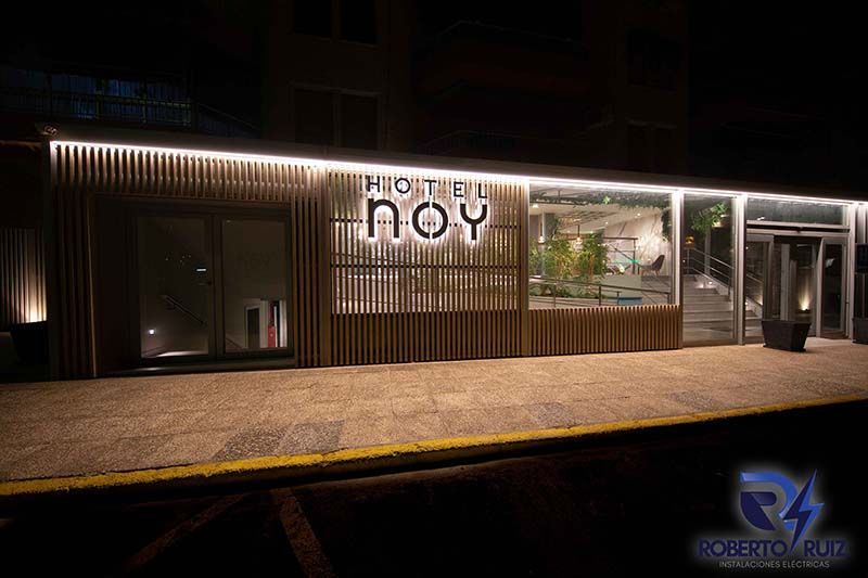 Un edificio con muchas ventanas está iluminado por la noche.