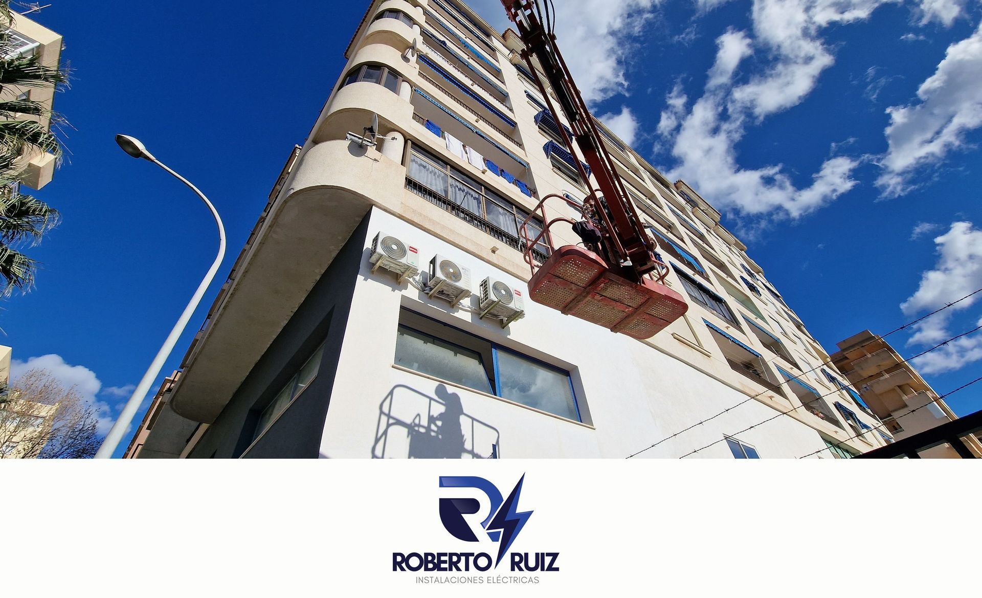 Un gran edificio con una grúa encima.