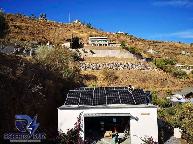 Una casa con muchos paneles solares en el techo.