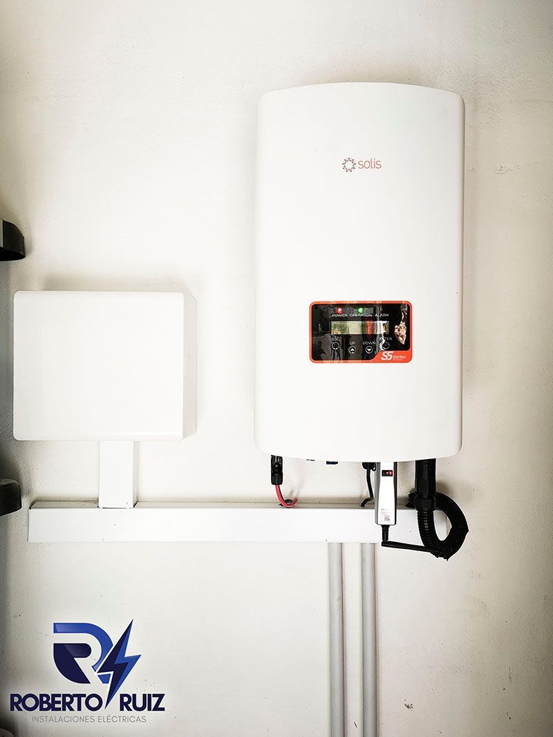 Un electrodoméstico blanco está colgado en una pared blanca.