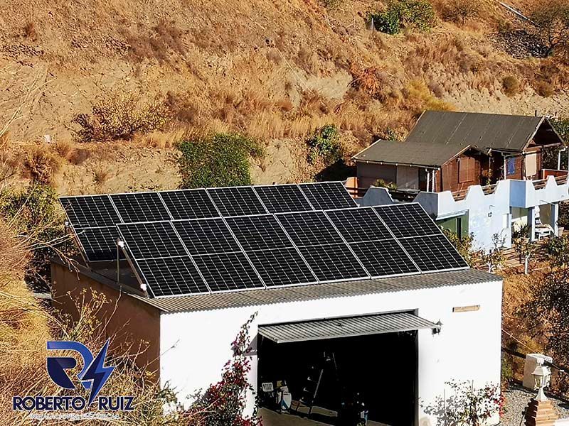 Una casa con muchos paneles solares en el techo