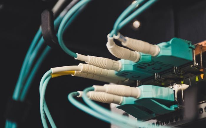 Un montón de cables están conectados entre sí en una habitación oscura.