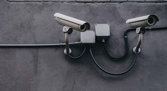 Dos cámaras de seguridad están montadas en el lateral de un edificio.