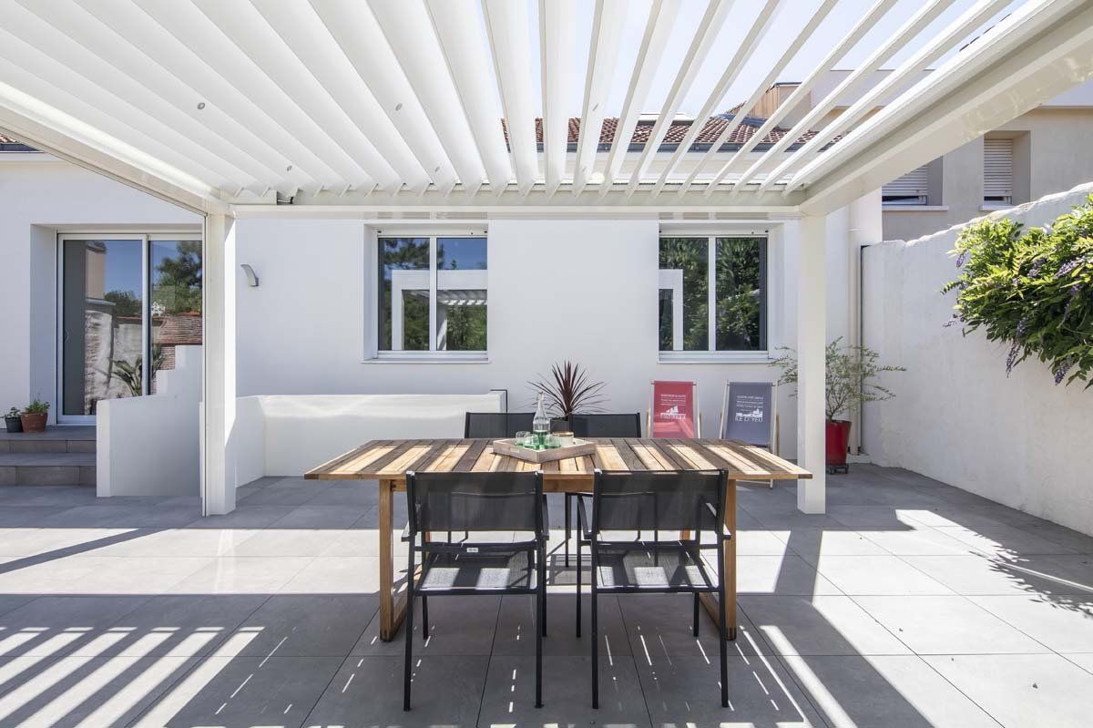 Pergola bioclimatique en ilot