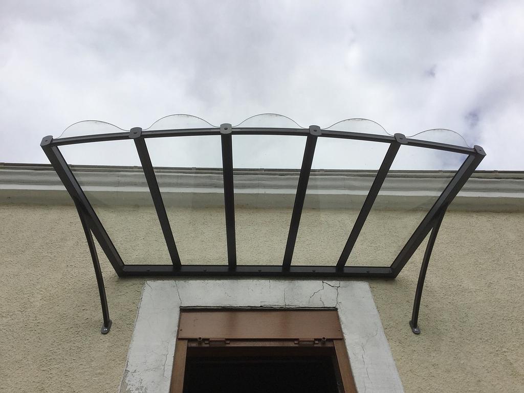 Marquise de porte sur mesure