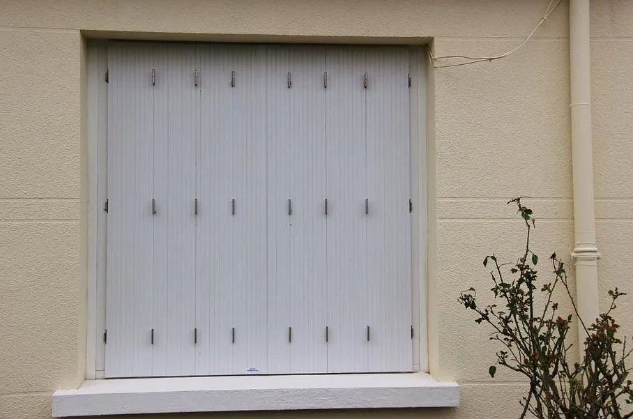 Persiennes repliables et coulissantes