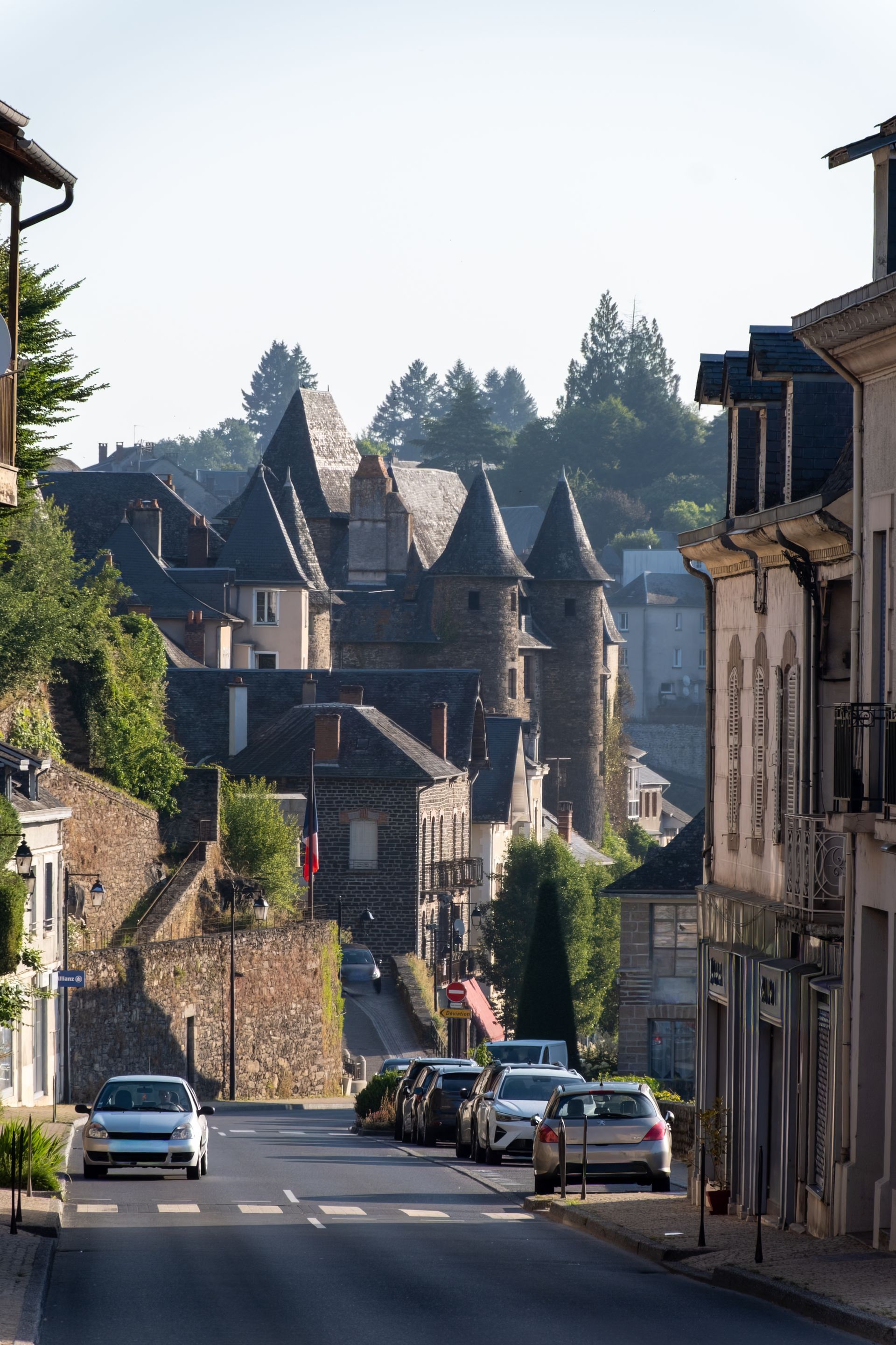 Rue à Tulle, vue en contre-plongée.