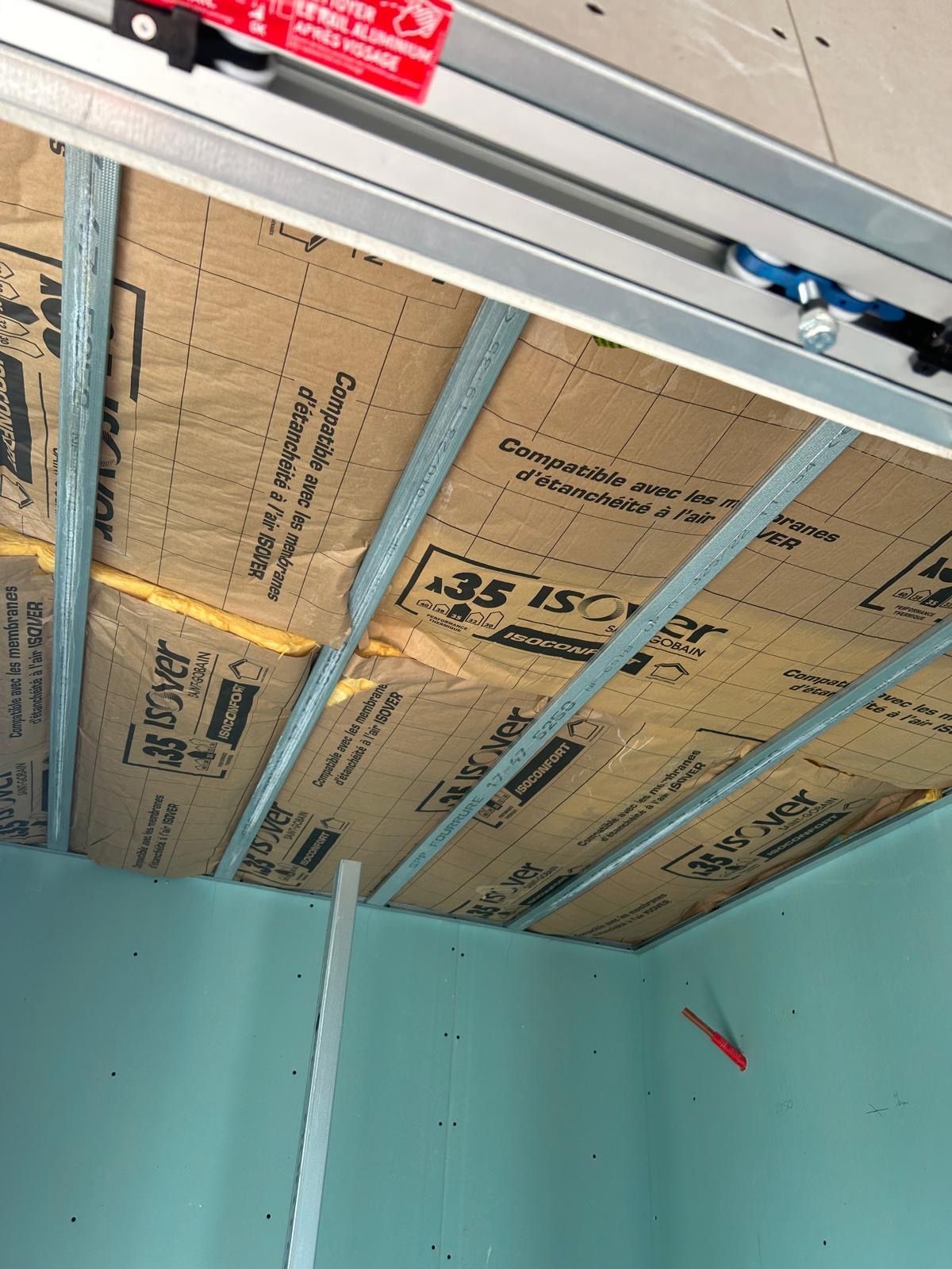 Plafond en construction avec panneaux d'isolation.