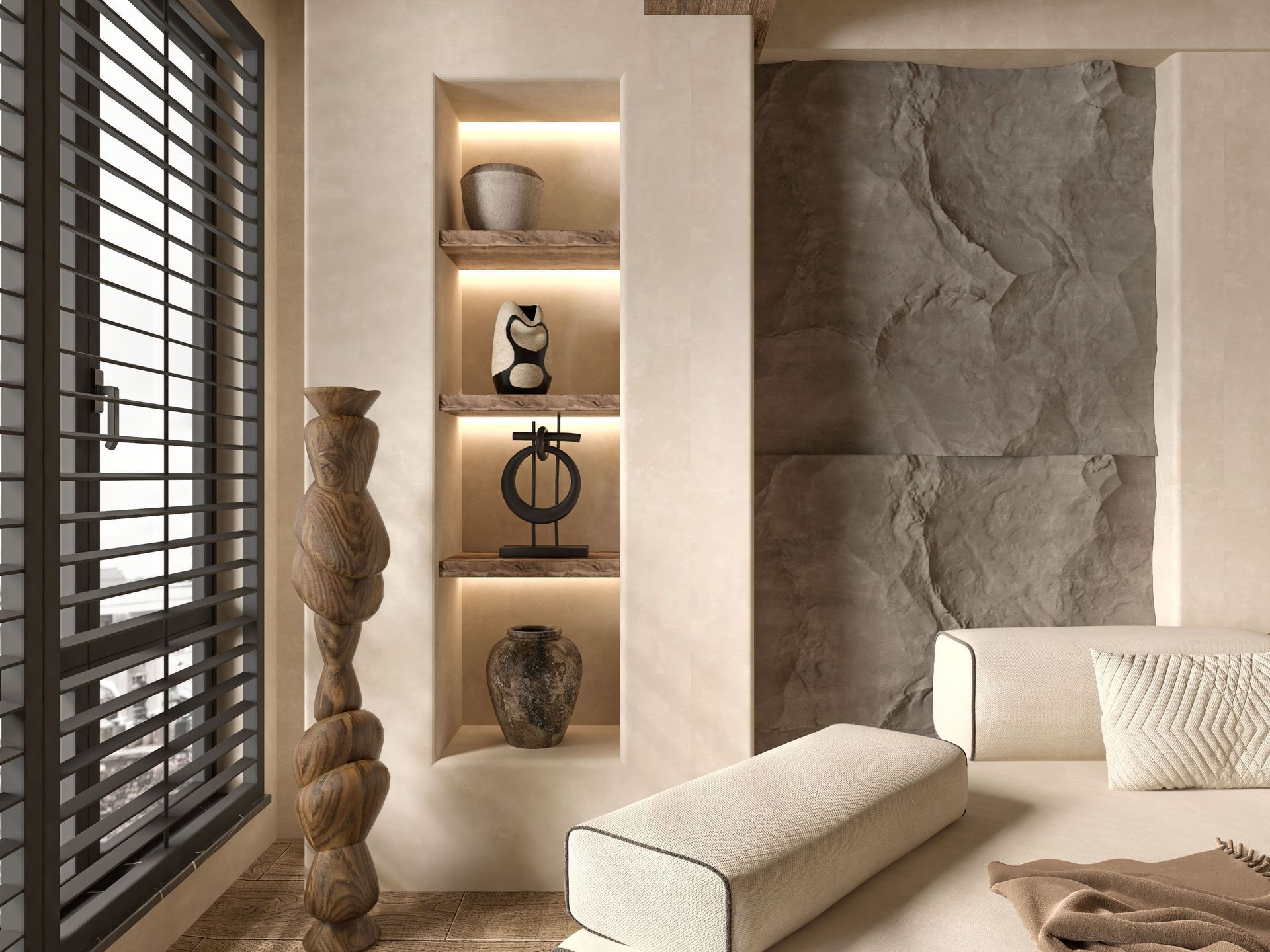 Salon moderne beige avec étagères intégrées, vases décoratifs, tableaux texturés et canapé près dd'une fenêtre avec des persiennes.