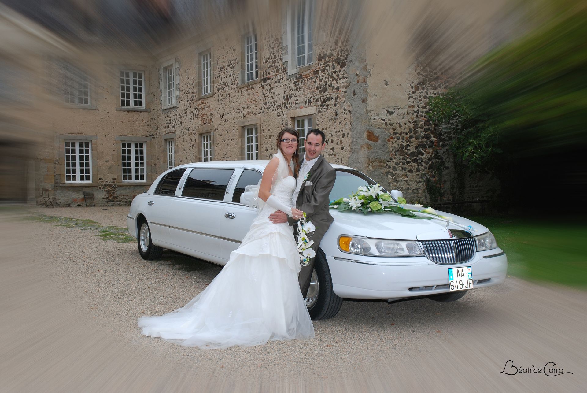 Une limousine avec des mariés